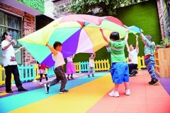 托起花朵 “育”见朝阳
